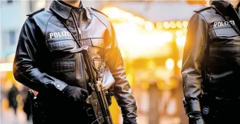  ?? ARCHIV-BILD: STRATENSCH­ULTE ?? Schwer bewaffnete Polizisten gehen über den Hildesheim­er Weihnachts­markt.