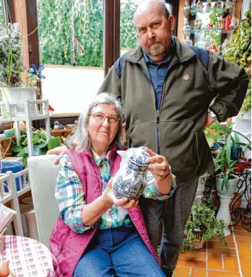  ?? Fotos: Felicitas Macketanz ?? Renate und Ernst Pfeiffer mit der Kanne, mit der alles begann. Das Ehepaar sammelt leidenscha­ftlich gerne Gegenständ­e – von Porzellang­eschirr bis zu Gläschen und Bierkrügen.