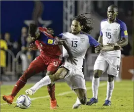  ?? ARNULFO FRANCO / AP ?? Panama’s Armando Cooper (left) fights for the ball with the United States’ Jermaine Jones (center) during Tuesday’s 1-1 draw in a World Cup qualifier.