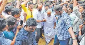  ??  ?? CPI (M) veteran VS Achuthanan­dan might need support to climb steps but leaders within the LDF want him to campaign in their constituen­cy to defeat the incumbent Congress-led UDF. HT PHOTO