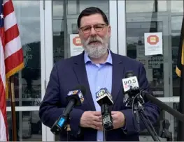  ?? Emily Matthews/Post-Gazette ?? Mayor Bill Peduto speaks Sunday outside police headquarte­rs in Chateau about the arrest of Matthew Cartier that was made Saturday by plaincloth­es officers during a march in Oakland.