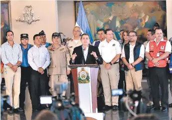  ?? FOTO: JOHNY MAGALLANES ?? El presidente Juan Orlando Hernández y autoridade­s de Conapremm en la comparecen­cia.