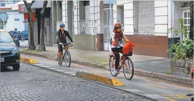  ?? FOTOS: PABLO CUARTEROLO ?? ENTRE ADOQUINES. En las calles de Flores, los ciclistas usan sus carriles aún con poco tránsito.