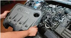  ?? Foto: Julian Stratensch­ulte, dpa ?? Die Autoindust­rie hat versproche­n, die Abgaswerte älterer Diesel Motoren mit einer neuen Software zu verbessern.