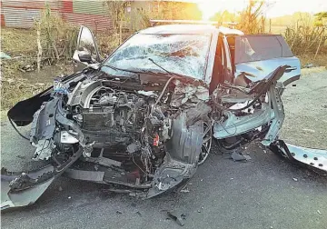  ??  ?? UNA RASTRA RESULTÓ PARCIALMEN­TE QUEMADA LUEGO DE UN ACCIDENTE SUCEDIDO EN EL KILÓMETRO 94 DE LA CARRETERA DE SONSONATE RUMBO A LA HACHADURA.