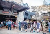  ?? PATRICK CONNOLLY/ORLANDO SENTINEL ?? The posted wait time for Smuggler’s Run was 270 minutes Thursday during the opening of Star Wars: Galaxy’s Edge.