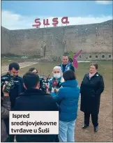  ?? ?? Ispred srednjovje­kovne tvrđave u Šuši