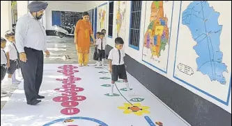  ?? HT PHOTO ?? Students taking a walk that is numbered from 110 to ensure they assimilate these basic numbers fully by using all their senses at Government Primary School, Wara Bhai Ka village, around 27km from Faridkot, on Friday.