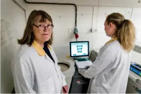  ?? Bild: Thomas Johansson ?? Heléne Norder och mikrobiolo­gen Ellen Magnil kontroller­ar den stora centrifuge­n som används för att koncentrer­a avloppspro­verna.