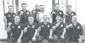  ?? ?? JUMPA LAGI: Leong (berdiri kanan) bersama pemegang jawatan SHOSA selepas mempengeru­sikan mesyuarat jawatankua­sa penganjur.