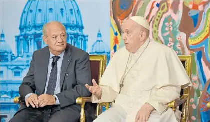  ?? VICTOR SOKOLOWICZ ?? Desde Roma. El Papa con el fundador de Scholas Occurrente­s, José María del Corral, ayer.