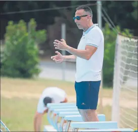  ?? FOTO: PERE PUNTÍ ?? El selecciona­dor, David Martín, aprovechó el partido para foguear a los jóvenes