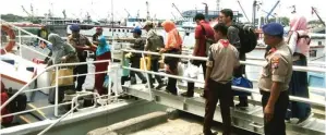  ?? CHUSNUL CAHYADI/JAWA POS ?? SIAGA: Aparat Polair dan KSOP Gresik tengah membantu calon penumpang tujuan Pulau Bawean dari Pelabuhan Gresik kemarin. Kegiatan itu adalah bagian dari operasi jelang pergantian tahun.