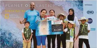  ??  ?? Nagulendra­n with Gamuda Parks Chief Operating Officer Khariza Abdul Khalid presenting the prize to the first place winner of the Kids Open.