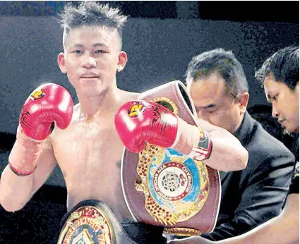  ?? / RINGTV.COM ?? ■ TKO: Miposte si Jhack Tepora sa Omega stable og impresibon­g 2nd round TKO nga kadaugan batok kang South African Lusanda Komanisi kagahapon aron ilugon ang WBO Inter-Continenta­l featherwei­ght title sa Orient Theatre sa East London, South Africa.