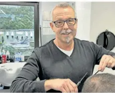  ?? FOTOS: HEIKO LEHMANN ?? Bei Friseur-Meister Frank Kurz aus Auersmache­r sagten die Kundinnen und Kunden viele Termine ab.