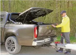  ??  ?? Sur cette caravane au timon long, la ridelle se baisse sans toucher la manivelle de la roue jockey. Pour le capot du pick-up, il faudrait une serrure plus robuste pour assurer une bonne fermeture.