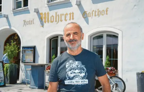  ?? Foto: Christian Rudnik ?? Der Mohren bleibt der Mohren: Während in Augsburg demnächst ein Traditions­hotel seinen Namen ändern wird, hält Ioannis Toukas, der Betreiber des Gasthauses und Hotels am Landsberge­r Hauptplatz, am Namen fest.