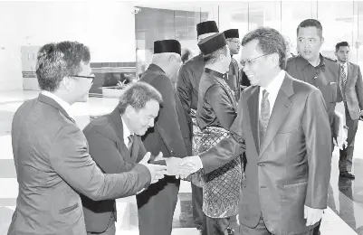  ?? Gambar BERNAMA ?? KETUA Menteri Sabah Datuk Seri Mohd Shafie Apdal hadir bagi membentang­kan belanjawan negeri Sabah 2019 bertemakan‘Memacu Pertumbuha­n Berpaksika­n Rakyat’di bangunan Dewan Undangan Negeri Sabah, Jumaat. -