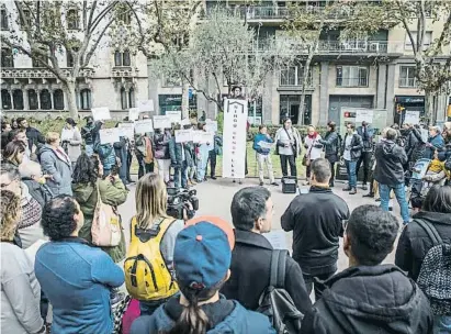  ?? Llibert Teixidó ?? Performanc­e delante del Palau Macaya para denunciar la fragilidad de las personas sin techo