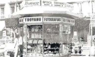  ?? ?? Kiosco de Troyano en la Puerta de Purchena, frente a la fachada del restaurant­e Imperial