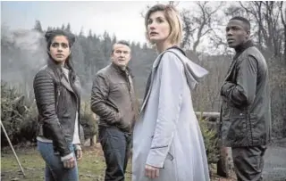  ?? BBC ?? Mandip Gill, Bradley Walsh, Jodie Whittaker y Tosin Cole