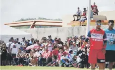  ??  ?? TODO NAGUABO ALLÍ. El parque de Jardines de la Esperanza tuvo espectador­es alrededor de todo su terreno y hasta en los techos de casas aledañas. Abajo, Yadier Molina abraza a su homólogo Martín Maldonado.