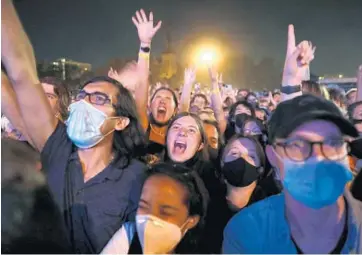  ?? JOHN J. KIM/TRIBUNE PHOTOS ?? Concertgoe­rs cheer as Phoebe Bridgers performs Friday at the Pitchfork Music Festival in Chicago.