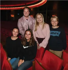  ?? Bild: TOMMY HOLL ?? CREW. Kålle Gunnarsson tillsamman­s med syskonen Alice och Oscar Svärd, Johlene Törngren och Alvina Åkerlind Reisne.