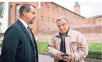  ?? FOTO: WDR/THOMAS KOST FOTO: ARD ?? Diesmal ist ein Mörder auf den Spuren von Thiel (Axel Prahl, r.) und Boerne (Jan Josef Liefers).