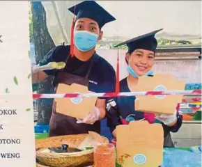  ?? PIC BY HANUM AFANDI ?? Zulieda Azni (right) and Nash Asmani Adili at their Warung Pokok food stall in Kepong.