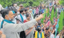  ?? MUJEEB FARUQUI/HT PHOTO ?? Swaraj India leader Yogendra Yadav addressing the Kisan Mukti Yatra, in Gudbheli, Madhya Pradesh, on Thursday,