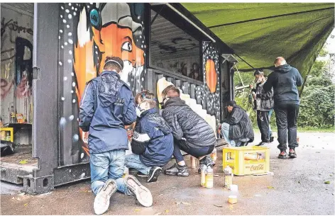  ?? FOTO: FOTO: JASPER BEBBING ?? Ein Graffiti-workshop auf der Skateanlag­e wurde im vergangene­n Oktober durch Gelder aus dem Verfügungs­fonds unterstütz­t.