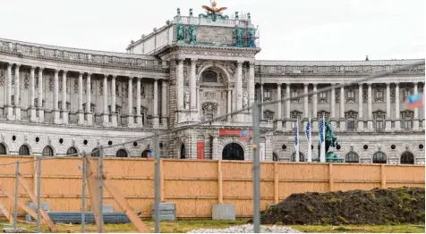  ?? Foto: imago ?? Bauzaun vor der Hofburg: In Containern auf dem Heldenplat­z werden künftig Österreich­s Abgeordnet­e untergebra­cht.