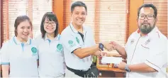  ??  ?? Hope Place founder Kelvin (second right) hands over the CWB5 invitation letter to Kuching Division Health Department Officer Dr Azlee Ayub.