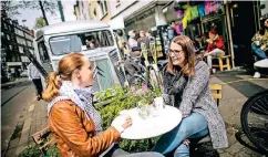  ??  ?? Kerstin Herdecke und Marisa Kaiser (v.l.) genießen den Kaffee beim Frühlingsf­est auf der Brunnenstr­aße.