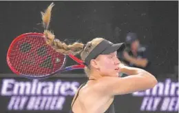  ?? DITA ALANGKARA AP ?? Elena Rybakina, who won the first set, plays a forehand return to Aryna Sabalenka in the women’s singles final at the Australian Open on Saturday.