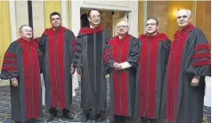  ??  ?? Posteriorm­ente a la ceremonia. Reynaldo López Nuila, José Mauricio Loucel (hijo), José Mauricio Loucel, José Enrique Burgos, Nelson Zarate y Rafael Rodríguez Loucel.