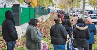  ?? A. LÓPEZ ?? Imagen de la cola de uno de los repartos de principios de diciembre, en plena segunda ola.