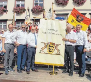  ?? ?? Ministerpr­äsident Winfried Kretschman­n (Zweiter von rechts) hat in Biberach die Heimattage­fahne an die drei Härtsfeld-Kommunen Neresheim, Nattheim und Dischingen übergeben. Foto: Turad