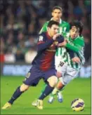  ?? FOTO: REUTERS/NTB SCANPIX ?? Lionel Messi på vei gjennom Betis-forsvaret. Med to scoringer søndag slo han Gerd Müllers rekord på 85 mål i et kalenderår.