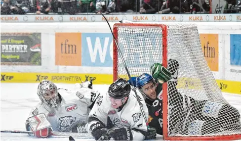  ?? Foto: Siegfried Kerpf ?? Alle Bemühungen blieben erfolglos: Die Augsburger Panther (rechts Marc Cundari) mussten sich Nürnberg mit 1:3 geschlagen geben.