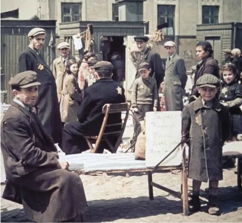  ??  ?? Das Ghetto Lodz war Durchgangs­station zu den Vernichtun­gslagern; Foto von 1940 aus der Sammlung des NS-Buchhalter­s Walter Genewein