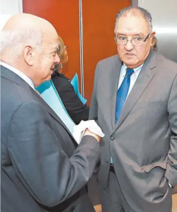  ??  ?? ► Los senadores José Miguel Insulza (PS) y Francisco Huenchumil­la (DC)