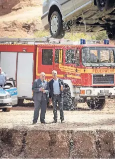  ?? FOTO: WDR/THOMAS KOST ?? Freddy Schenk (Dietmar Bär, l.) und Max Ballauf (Klaus J. Behrendt) sehen zu, wie ein Auto aus dem Baggersee gezogen wird.