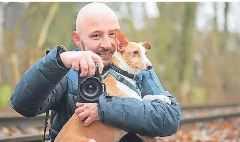  ?? FOTO: ULLA MICHELS ?? Tobias Iserhot startet ein Fotoprojek­t mit genesenen Krebspatie­nten. Er selbst war an Krebs erkrankt und will mit seinen Fotos Mut machen.