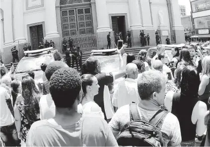  ?? Denny Cesare/folhapress ?? Pessoas se aglomeram em frente à Catedral de Campinas após atirador Euler Fernando Grandolpho fazer disparos; comércio fechou as portas e frequentad­ores da região central da cidade se assustaram com ataque