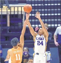  ?? GERALD HERBERT/AP ?? LSU guard Cameron Thomas, right, a former Oscar Smith High star, shoots over Tennessee guard Jaden Springer on Saturday in Baton Rouge, Louisiana.