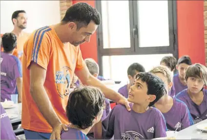  ??  ?? Xavi, en el comedor del Campus El jugador dedica siempre una jornada a convivir con los niños que participan en su campus de verano ¿Le sorprendió la temprana eliminació­n de España? Iniesta fue suplente ante Rusia. ¿Le recordó a su suplencia ante Chile en el Mundial de Brasil?