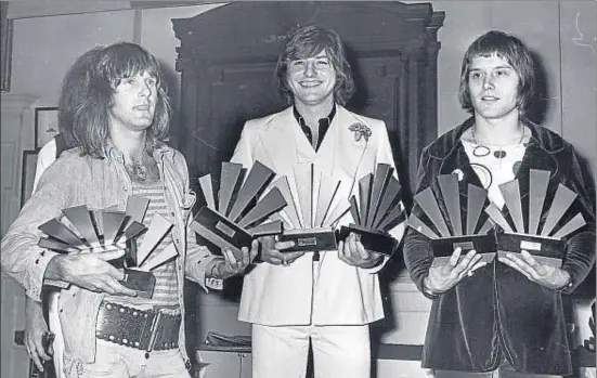  ?? KEYSTONE / GETTY ?? Emerson (a l’esquerra) amb els seus companys Greg Lake i Carl Palmer el 1972, en el lliurament de premis de la publicació Melody Maker